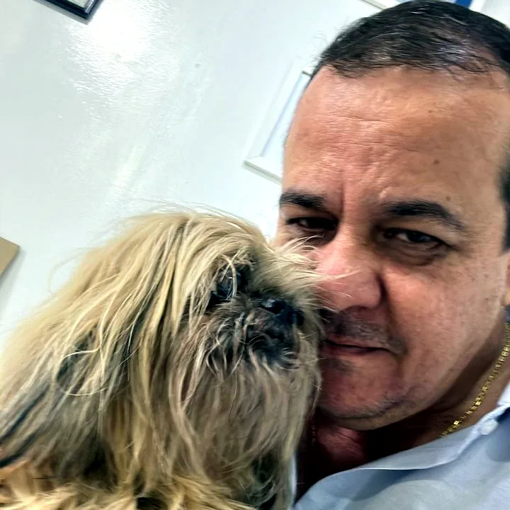 Dr. Emerson atendendo um cãozinho com carinho a domicílio em Limeira