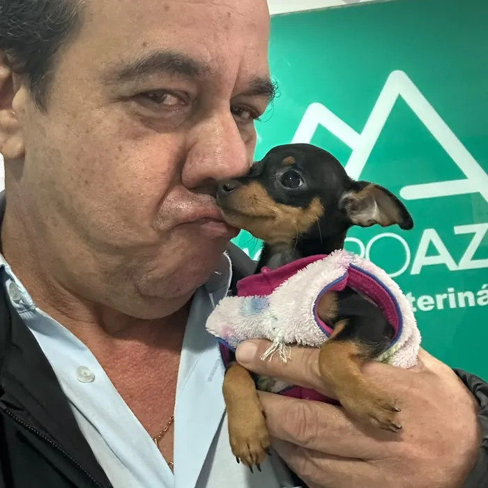 Dr. Emerson com um filhote na Clínica Morro Azul